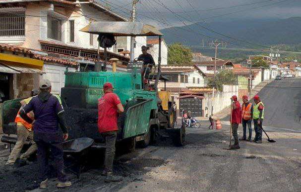 Avanza el plan de asfaltado en el municipio San Cristóbal