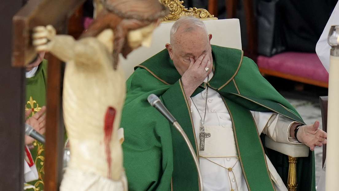 El papa Francisco presentó dificultad respiratoria en plena homilía