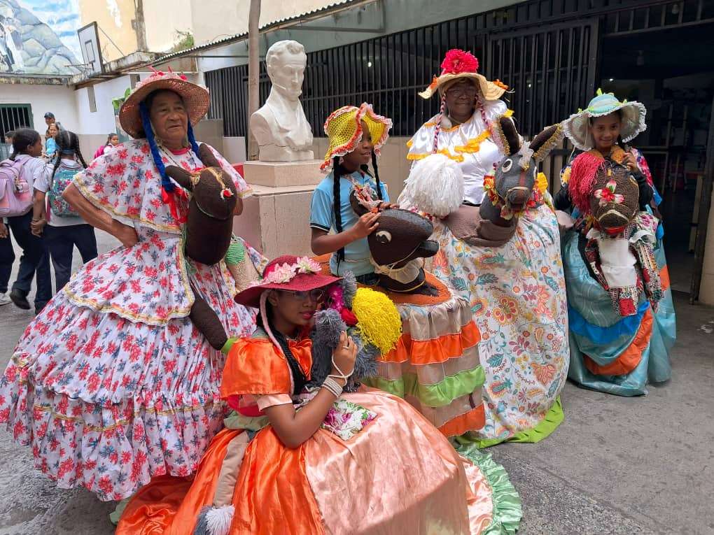 Burriquitas realizan desfile en honor a los 404 aniversario de Petare