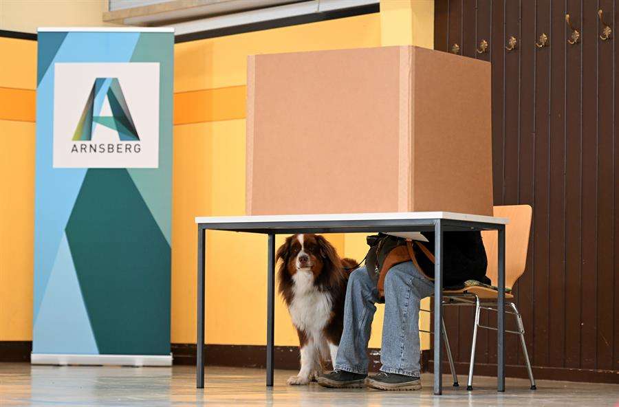 Alemanes participan este domingo en elecciones generales anticipadas