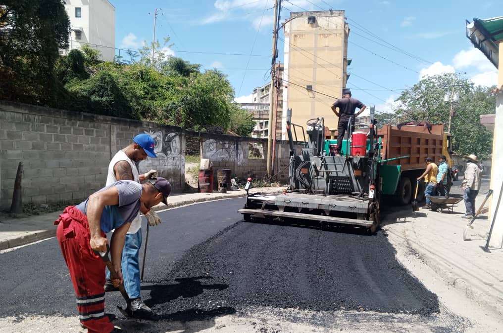 Despliegan plan de asfaltado en Guarenas