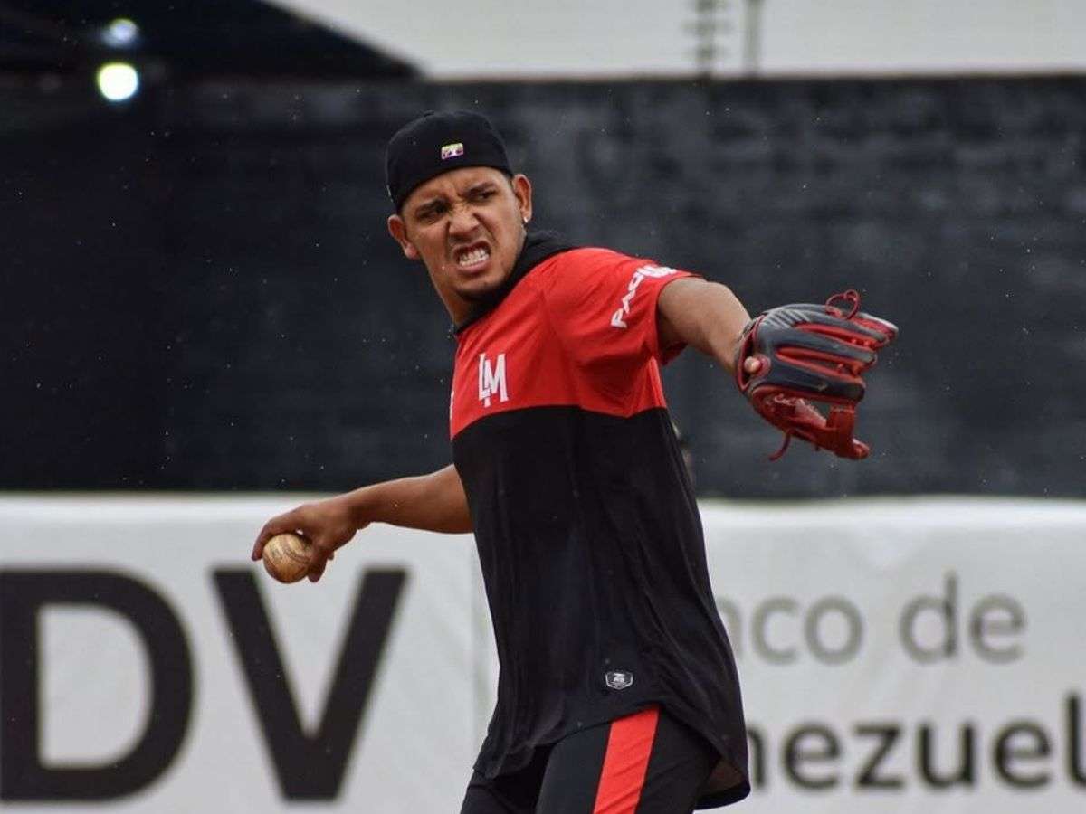Senadores de Caracas reciben a Kelvin Meleán desde Líderes