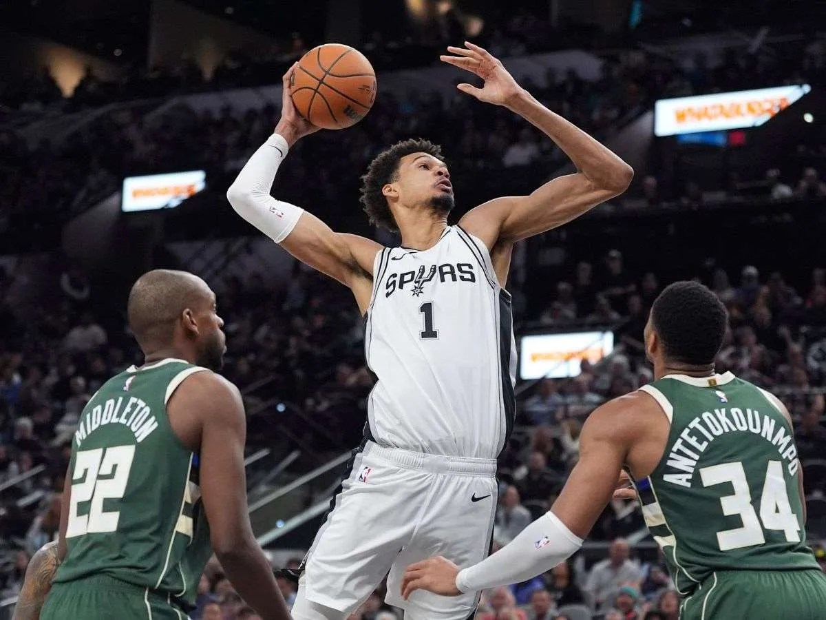 Wembanyama acaparó los reflectores contra Milwaukee