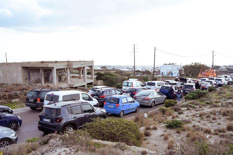 Evacúan la isla griega de Santorini ante oleada de temblores