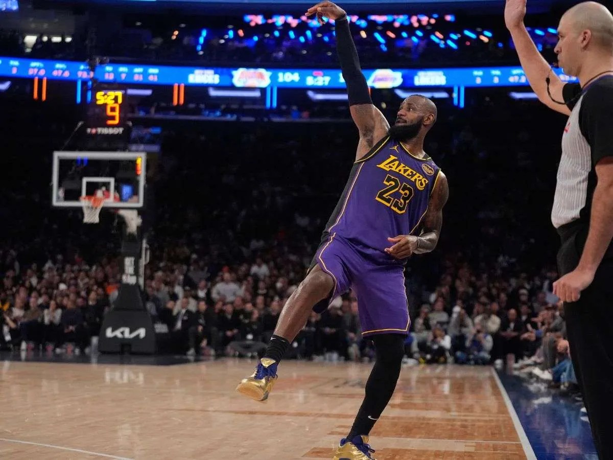 Lakers ganan con triple 2.500 de LeBron