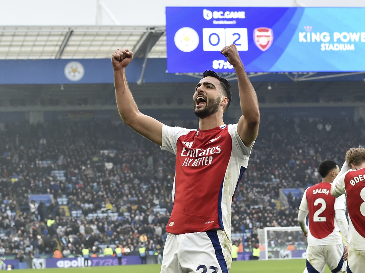 Arsenal doblega a Leicester y sigue a la caza del Liverpool