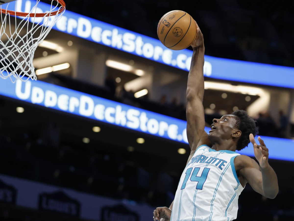 Hornets renuevan contrato de Moussa Diabaté