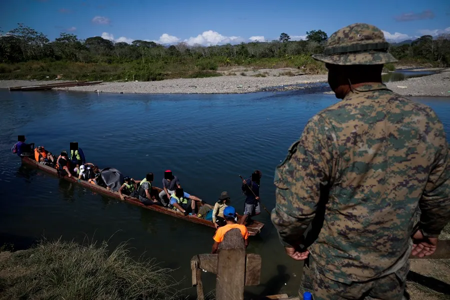 Una niña venezolana muerta y 20 rescatados en naufragio de una lancha con migrantes en Panamá