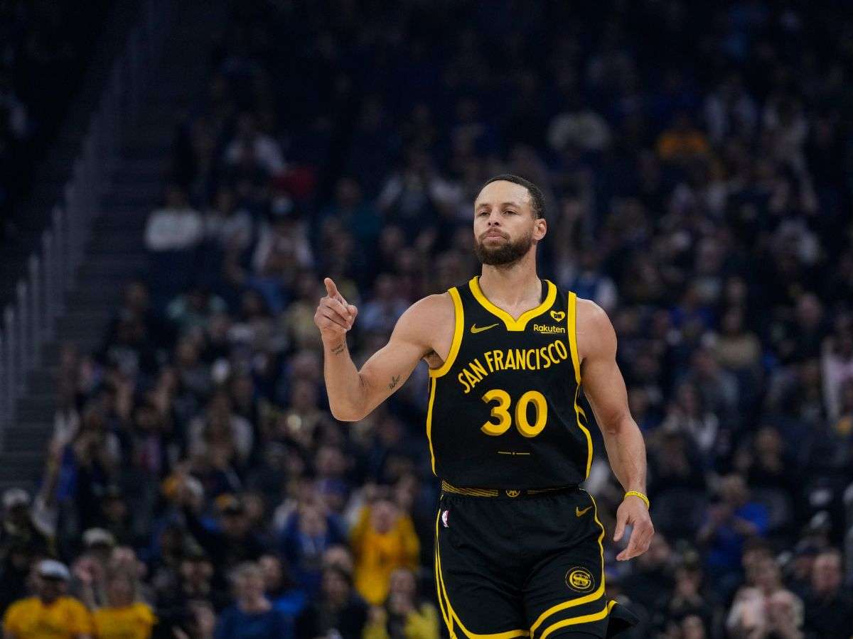 Warriors aplastó a Hornets y sumó triunfó histórico