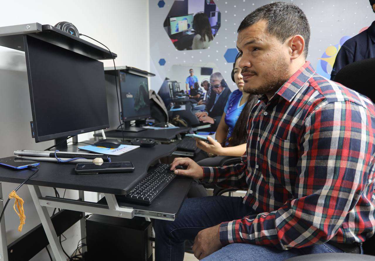 Mincyt forma a personas con discapacidad visual