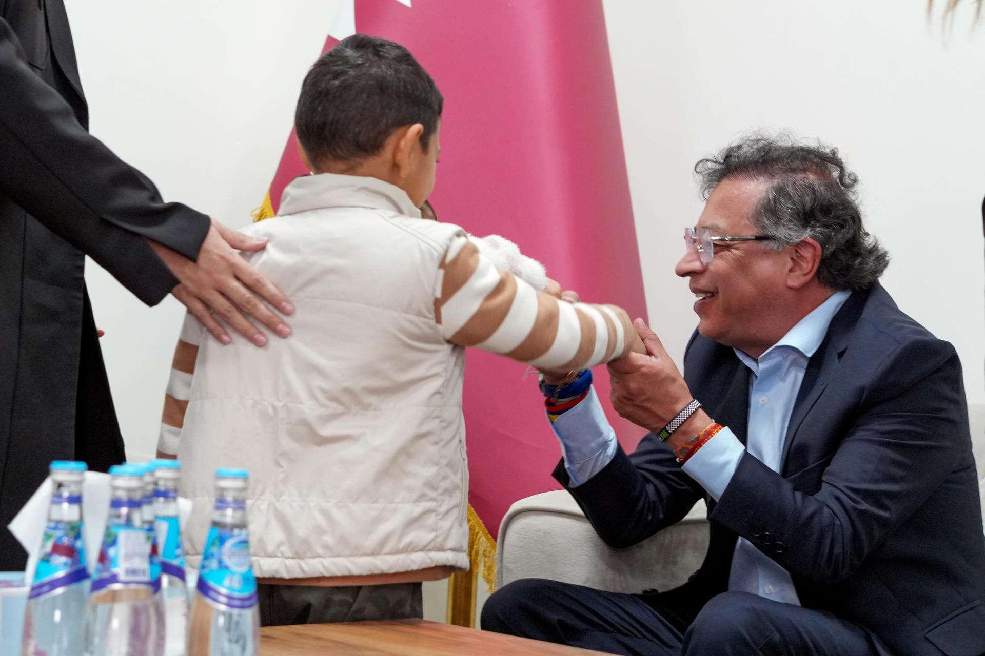 Petro visita en Doha hospital donde atienden niños heridos en Gaza