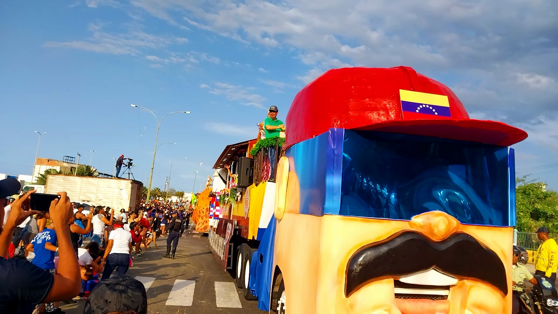 Carrozas en La Guaira mostraron la alegría y colores del Carnaval (+Fotos)