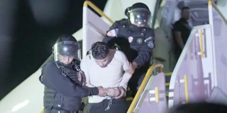 Edmundo González Urrutia y María Corina Machado apoyan envío de migrantes venezolanos a El Salvador
