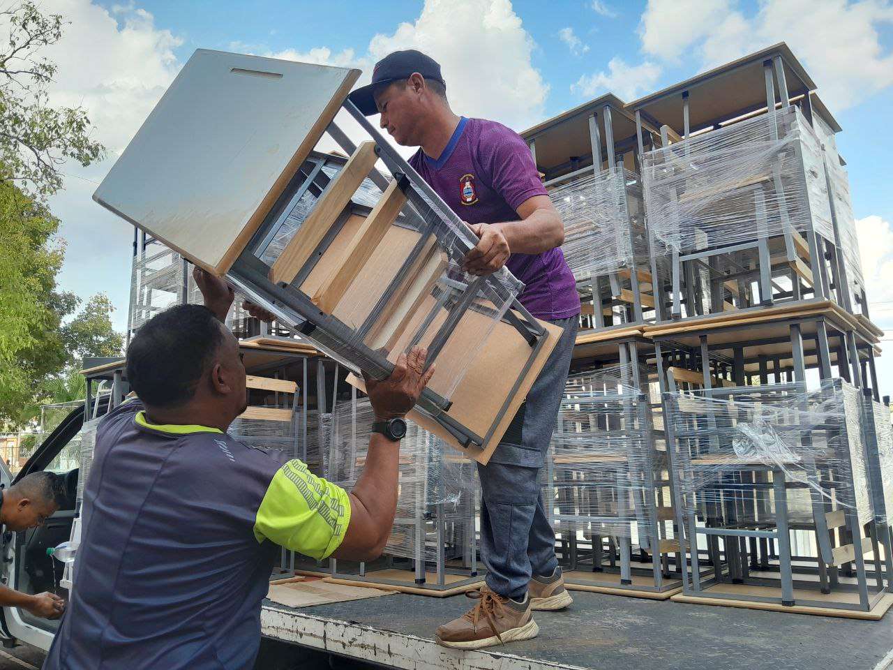 Dotan de 580 mesas sillas a dos planteles educativos en Cojedes