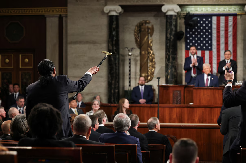 Así fue expulsado el congresista demócrata Al Green por interrumpir el discurso de Trump en la Cámara de Representantes