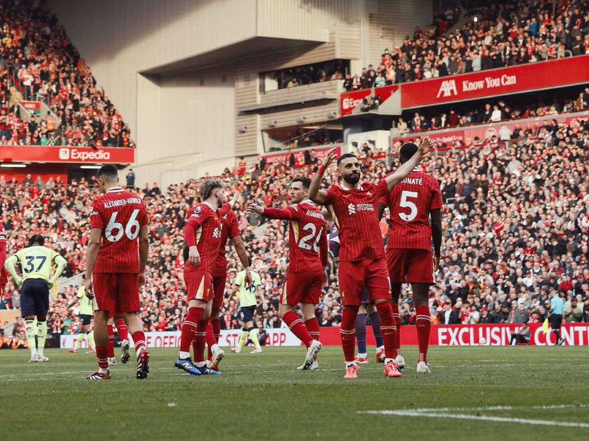 Liverpool tuvo que sufrir para remontar y asegurar el liderato