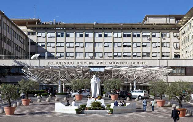 Papa Francisco continúa con tratamiento de oxígeno