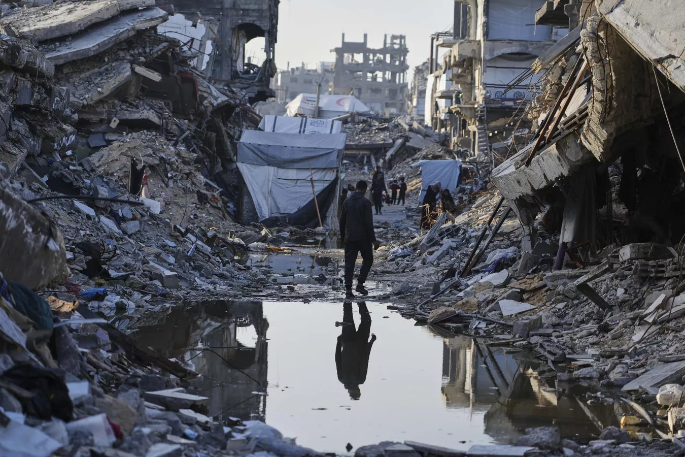 Fuerzas israelíes atacan zonas de Gaza incluyendo sede humanitaria