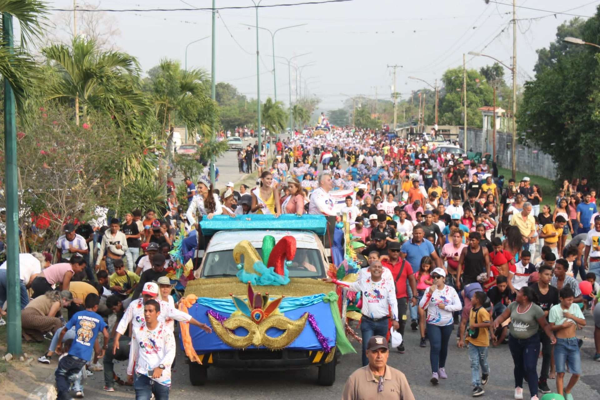 Desfiles de Carnaval en Yaracuy reúnen a miles de temporadistas