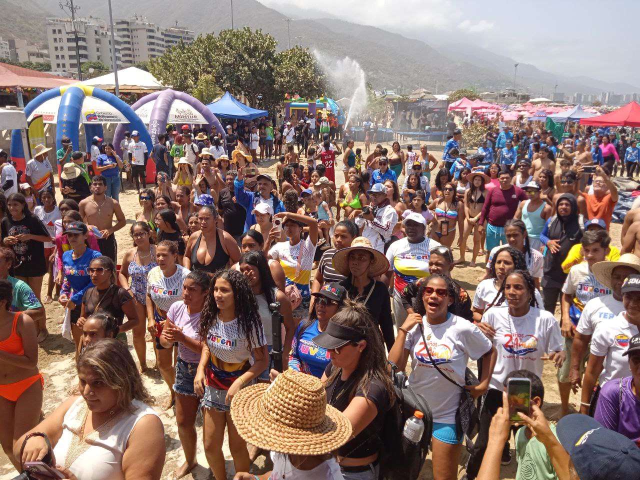 Temporadistas colman las playas de La Guaira en el inicio del Carnaval