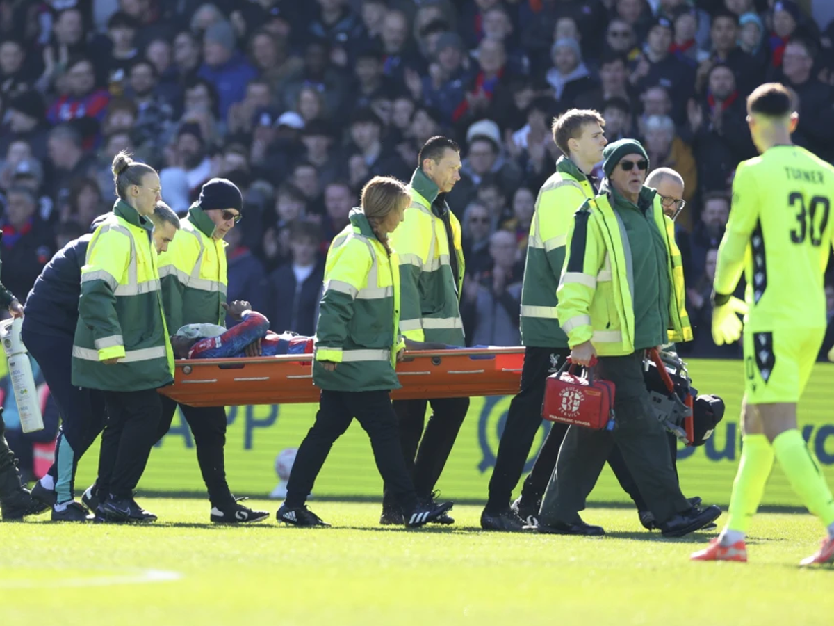 Portero del Millwall expulsado por patear a delantero del Palace
