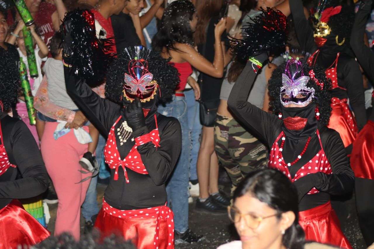 Con desfiles y comparsas celebran el carnaval en localidades aragüeñas