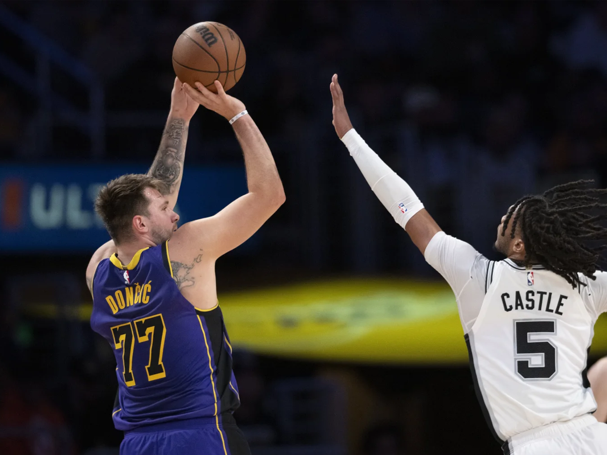Lakers se imponen a Supers liderados por Reaves