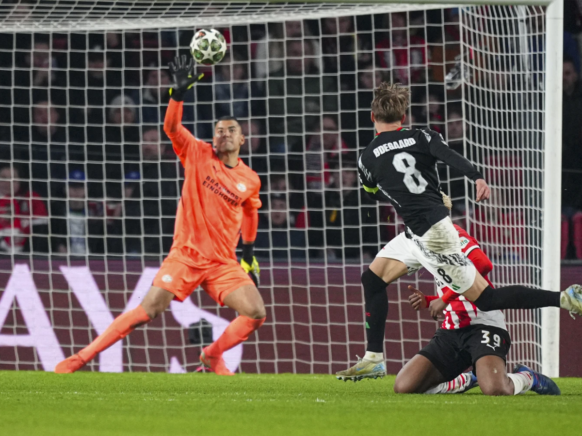 Arsenal ganó con contundencia en su visita al PSV