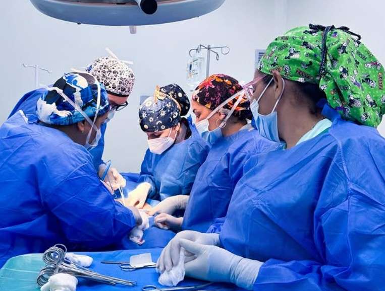 Autoridades felicitan a los médicos en su día