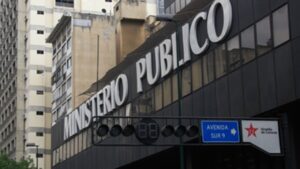 Así atraparon a una mujer que asaltaba con tijeras en autobuses