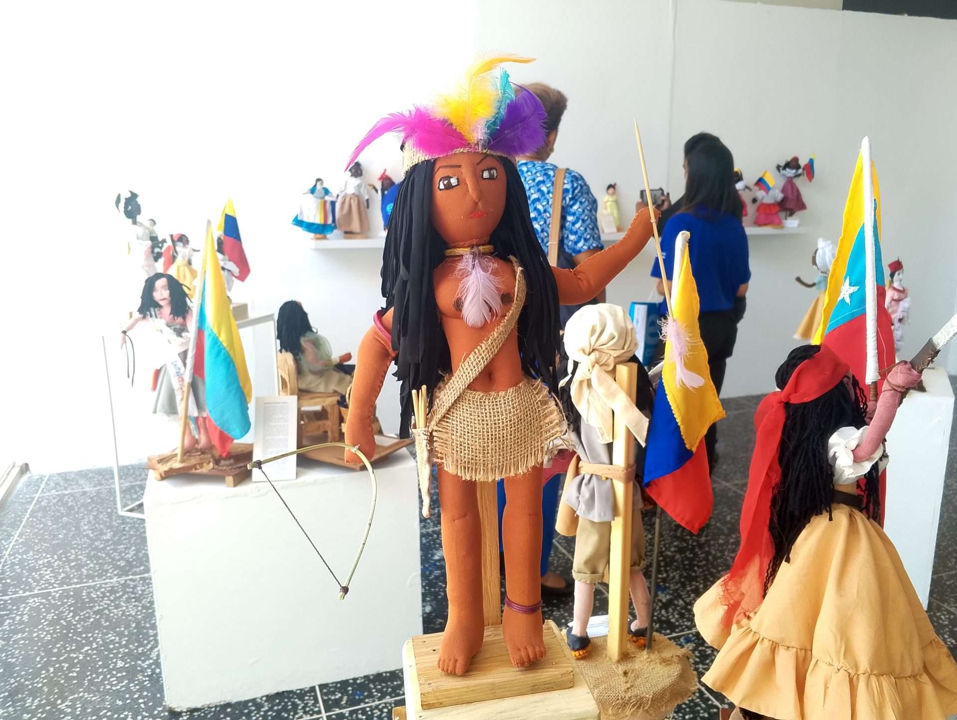 Exposición de muñequería reconoce a heroínas venezolanas
