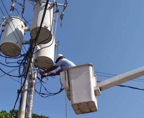 Corpoelec realiza labores de mantenimiento eléctrico en La Guaira