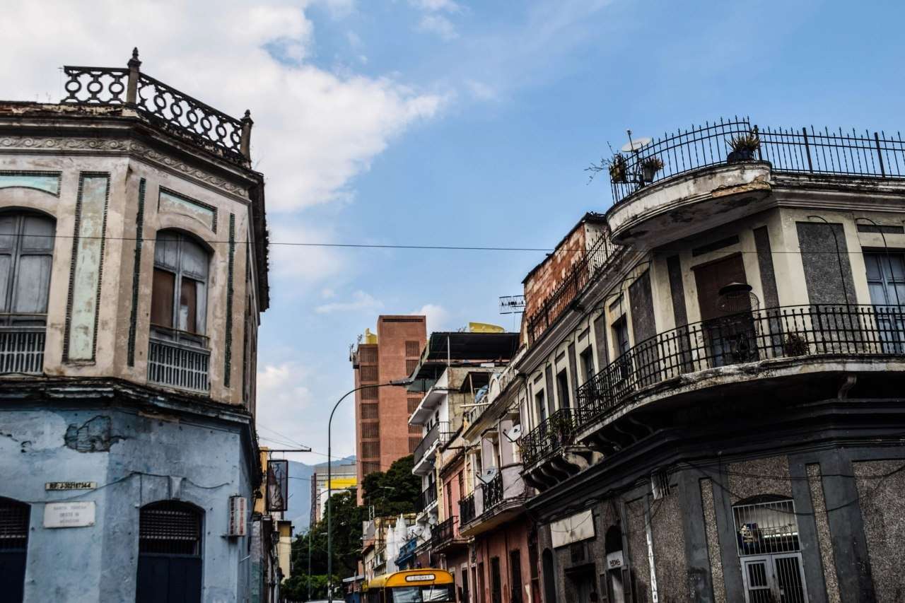 Dañó cableado de electricidad tras discutir con sus vecinas