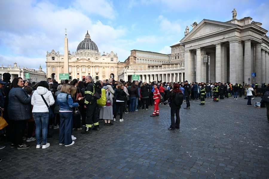 Más de 150.000 fieles rinden tributo al papa Francisco
