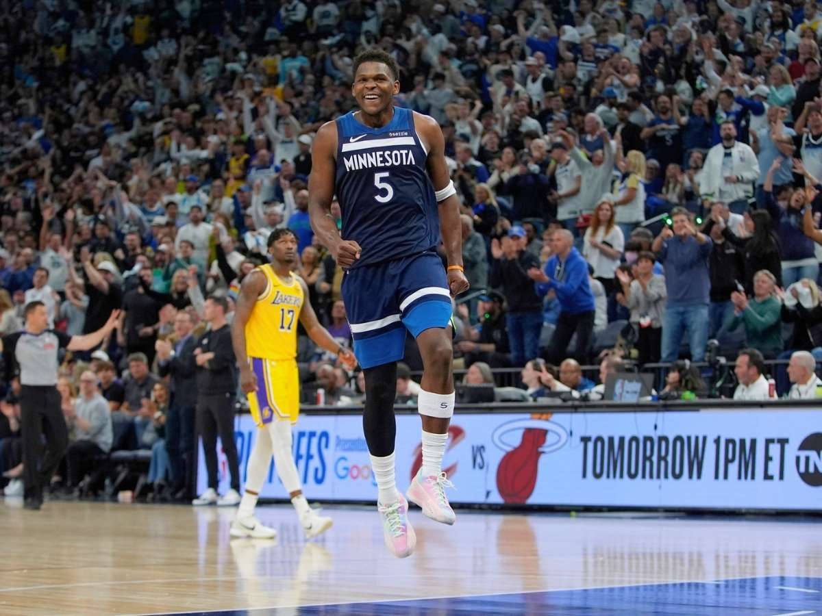 Timberwolves derrotan a los Lakers en el Juego tres