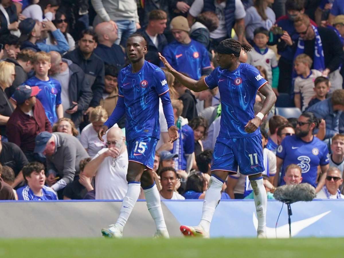 Chelsea gana por la mínima y sigue en carrera por un boleto a la Champions