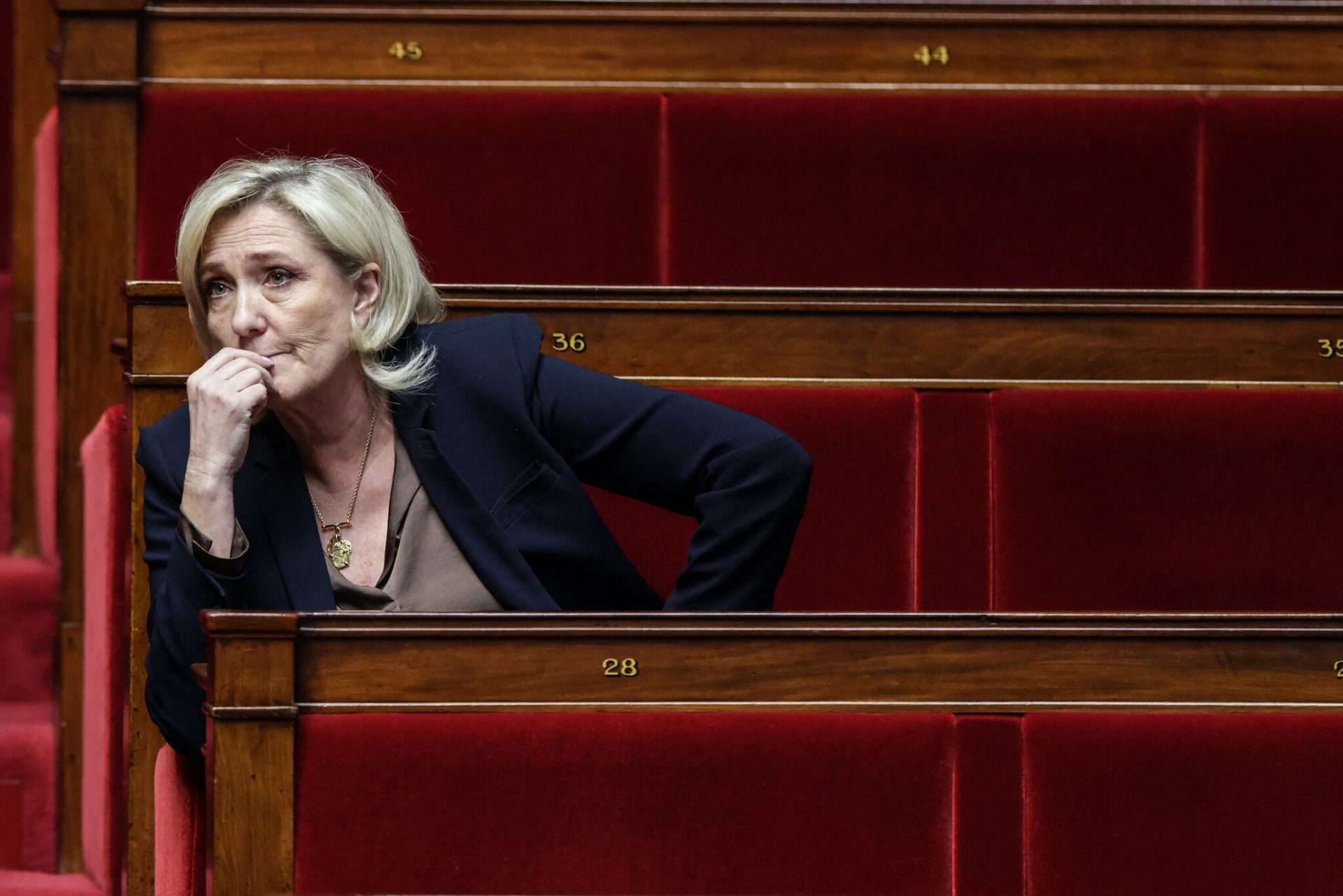 Le Pen apelará sentencia en su contra y dice que es una “decisión política”