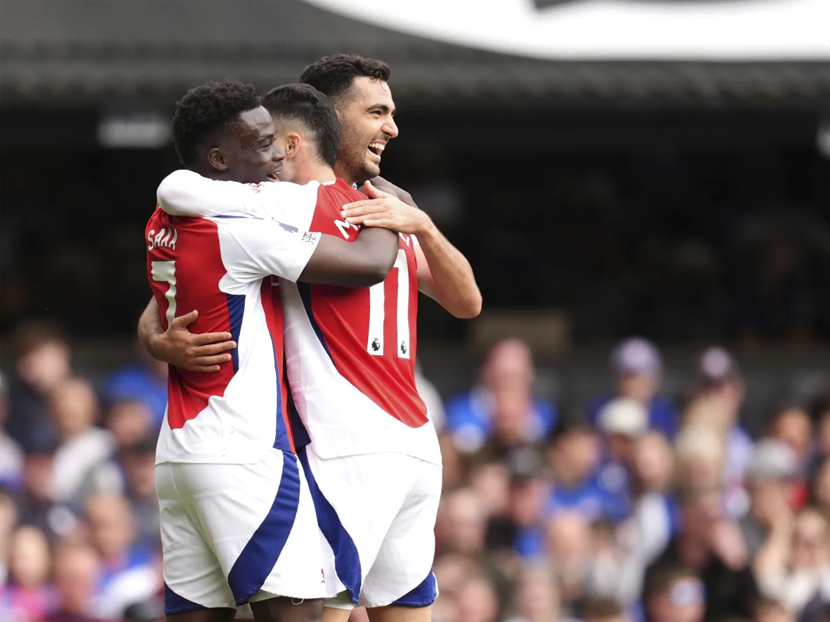 Arsenal golea y posterga la definición del título