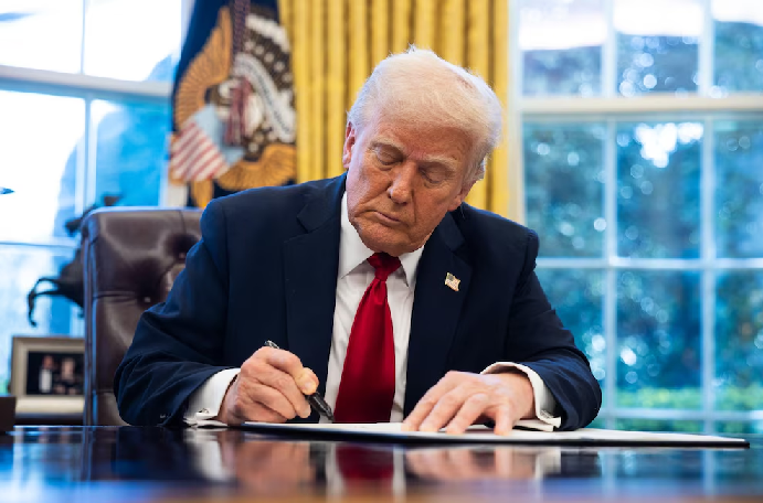 Donald Trump eximió a los teléfonos inteligentes, computadoras y otros dispositivos electrónicos de los aranceles recíprocos