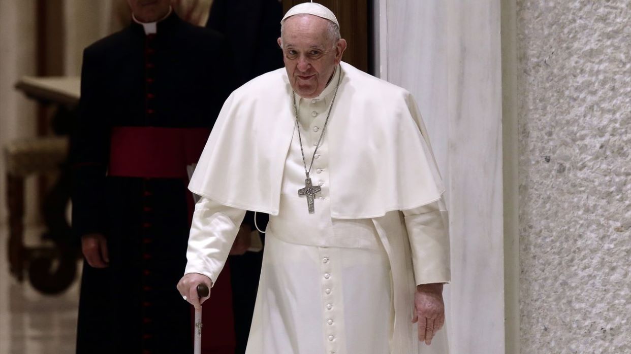 Papa Francisco reaparece en la Plaza de San Pedro tras dos semanas fuera del hospital
