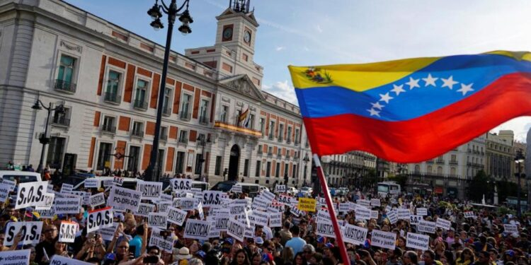 Venezolanos y argentinos, entre los residentes en España con más estudios superiores