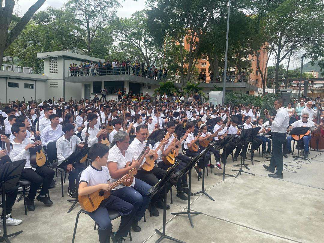 En las regiones rindieron homenaje al cuatro