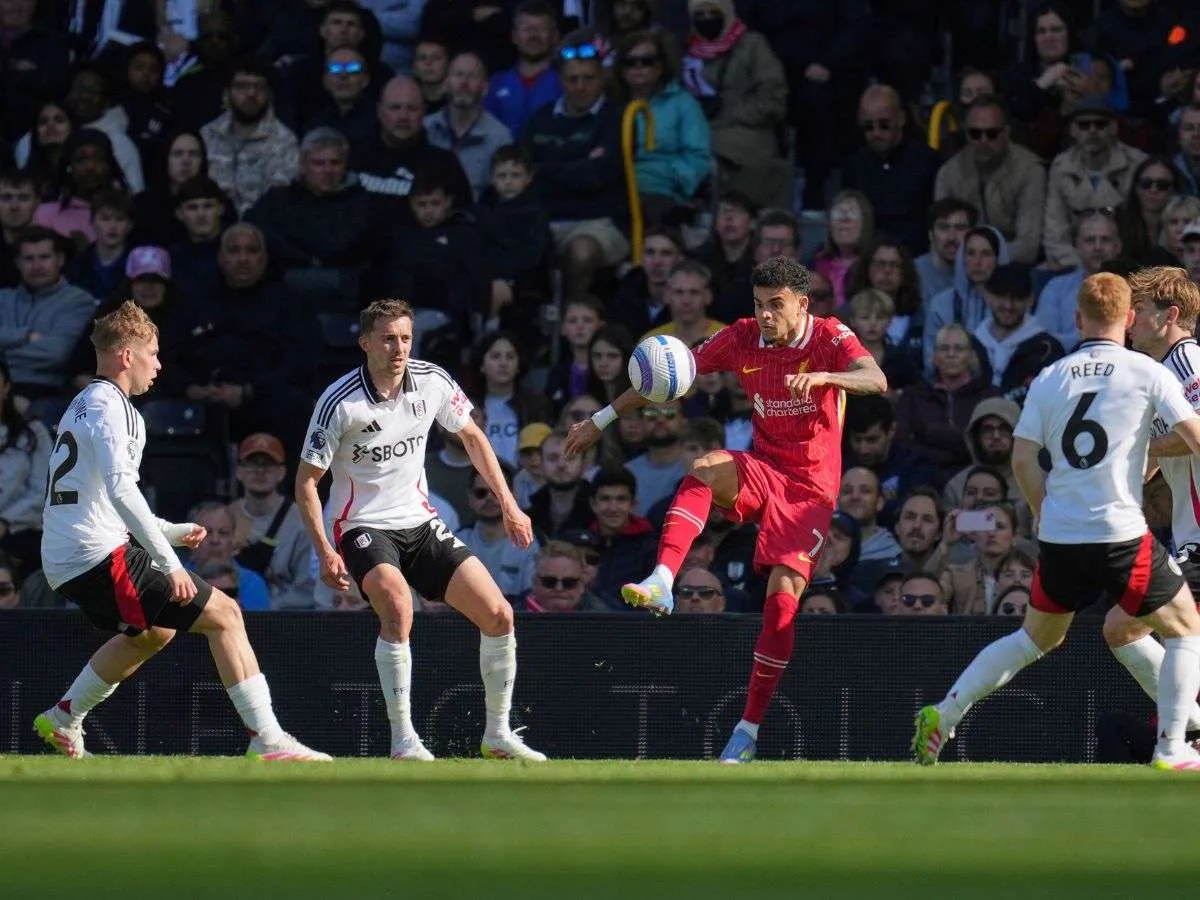 Liverpool perdió pero mantiene su ventaja