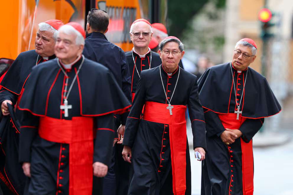 Cardenales comienzan a llegar al Vaticano para elegir al nuevo Papa