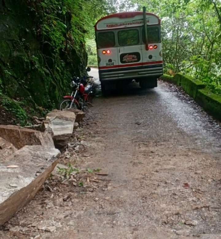 Atienden deslizamientos en la carretera Maracay-Choroní