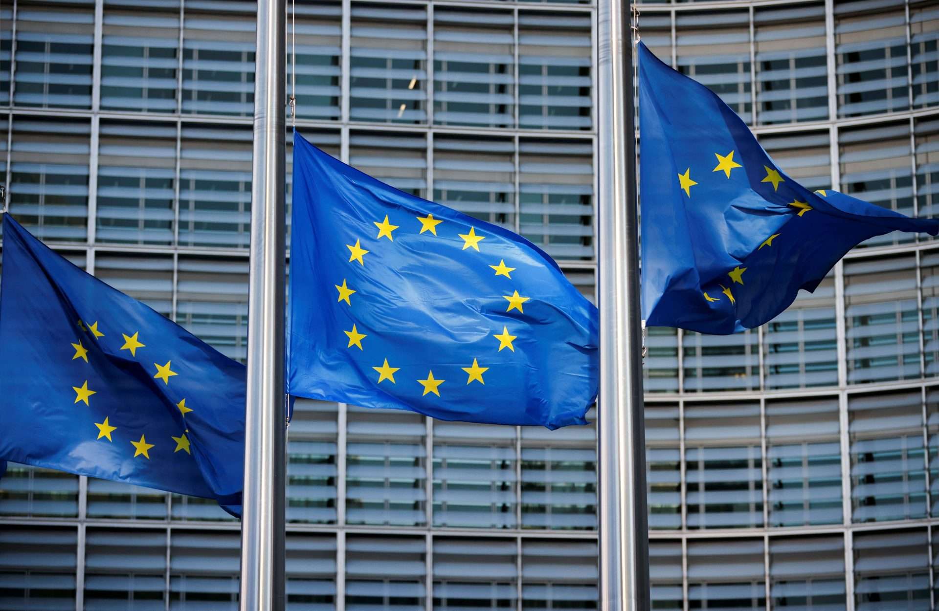 UE recorta previsiones de crecimiento por aranceles de EEUU