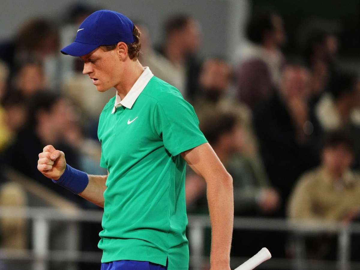 Jannik Sinner avanza en Roland Garros