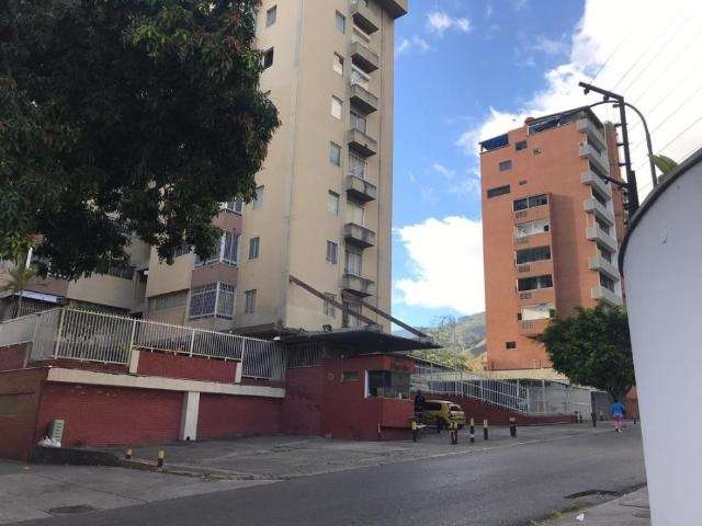 Negaba a adulta mayor uso de ascensor por deuda