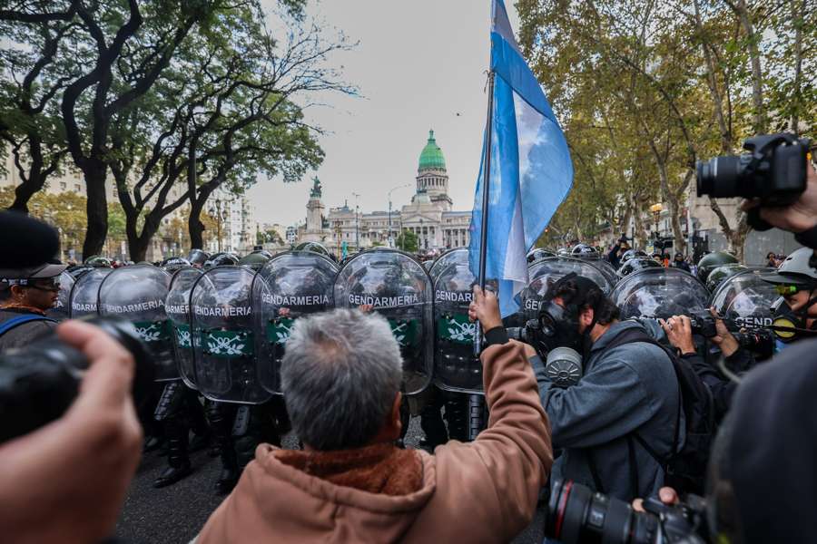 Milei repite receta contra protesta de jubilados: gas y represión