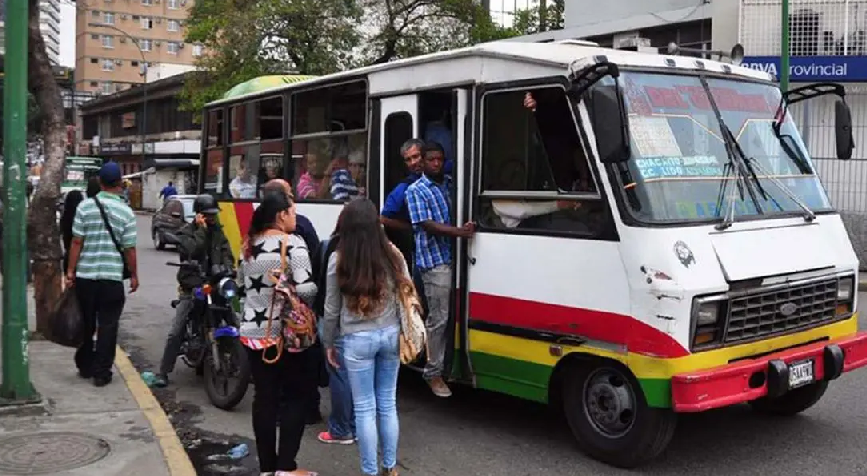Mujer muere en Miranda mientras se bajaba de un autobús: conductor fue detenido